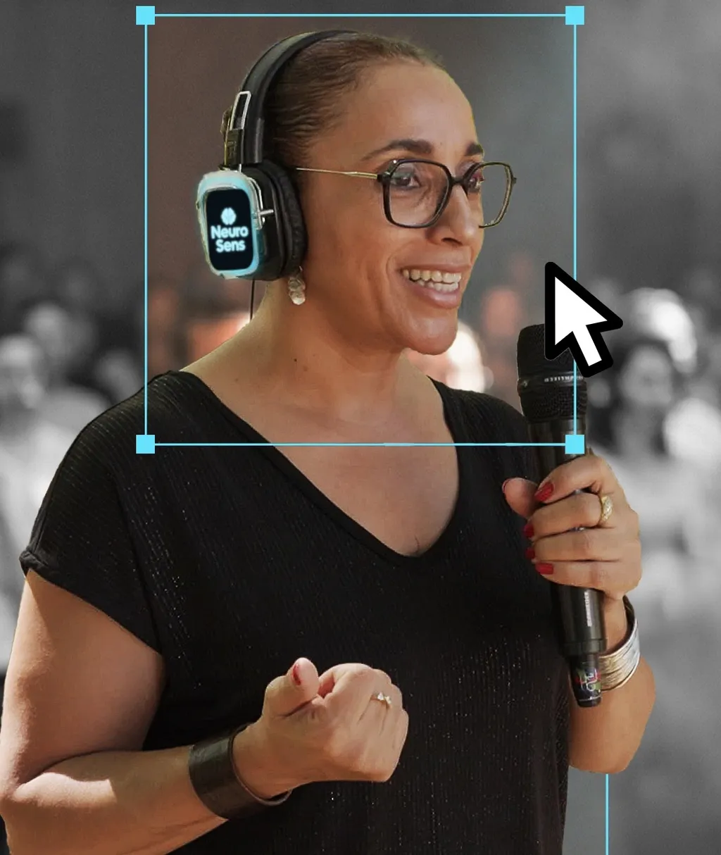 Dalila Benfriha pendant une immersion NeuroSens, casque sur les oreilles et micro à la main